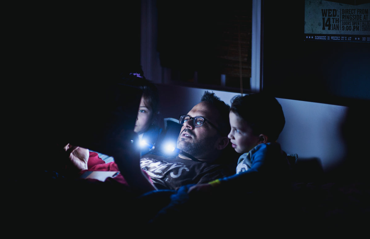dad telling bedtime story for bedtime routine
